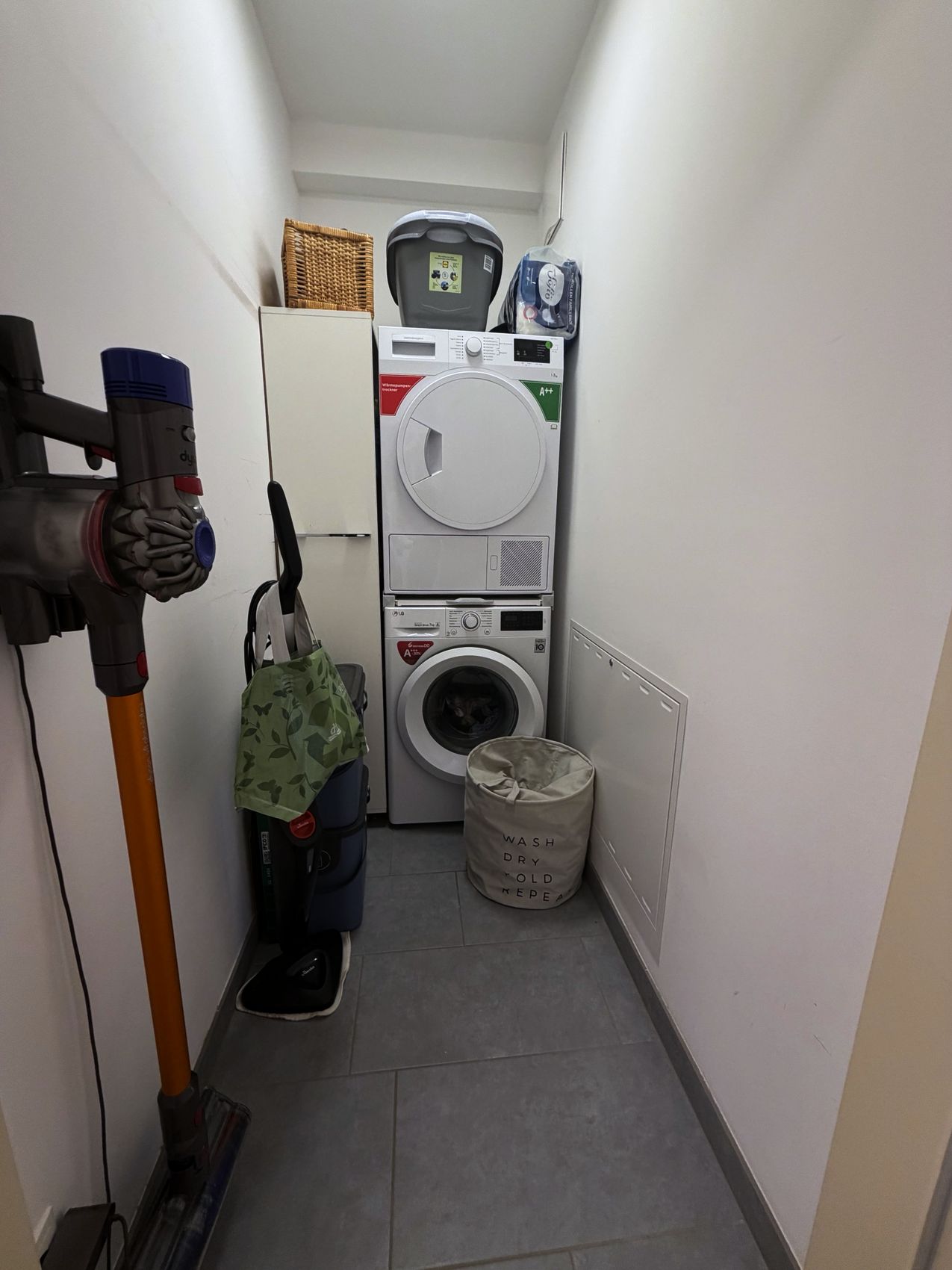 Abstellraum mit Waschmaschine und Trockner