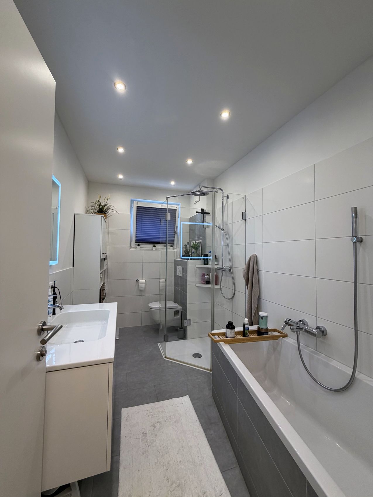 Bad mit Wanne, Dusche und Waschtisch