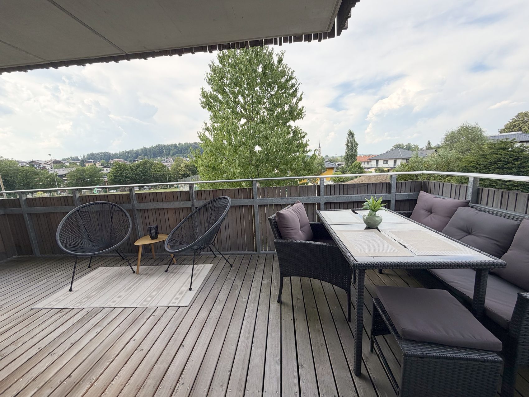 Balkon mit Essplatz und zwei Sesseln