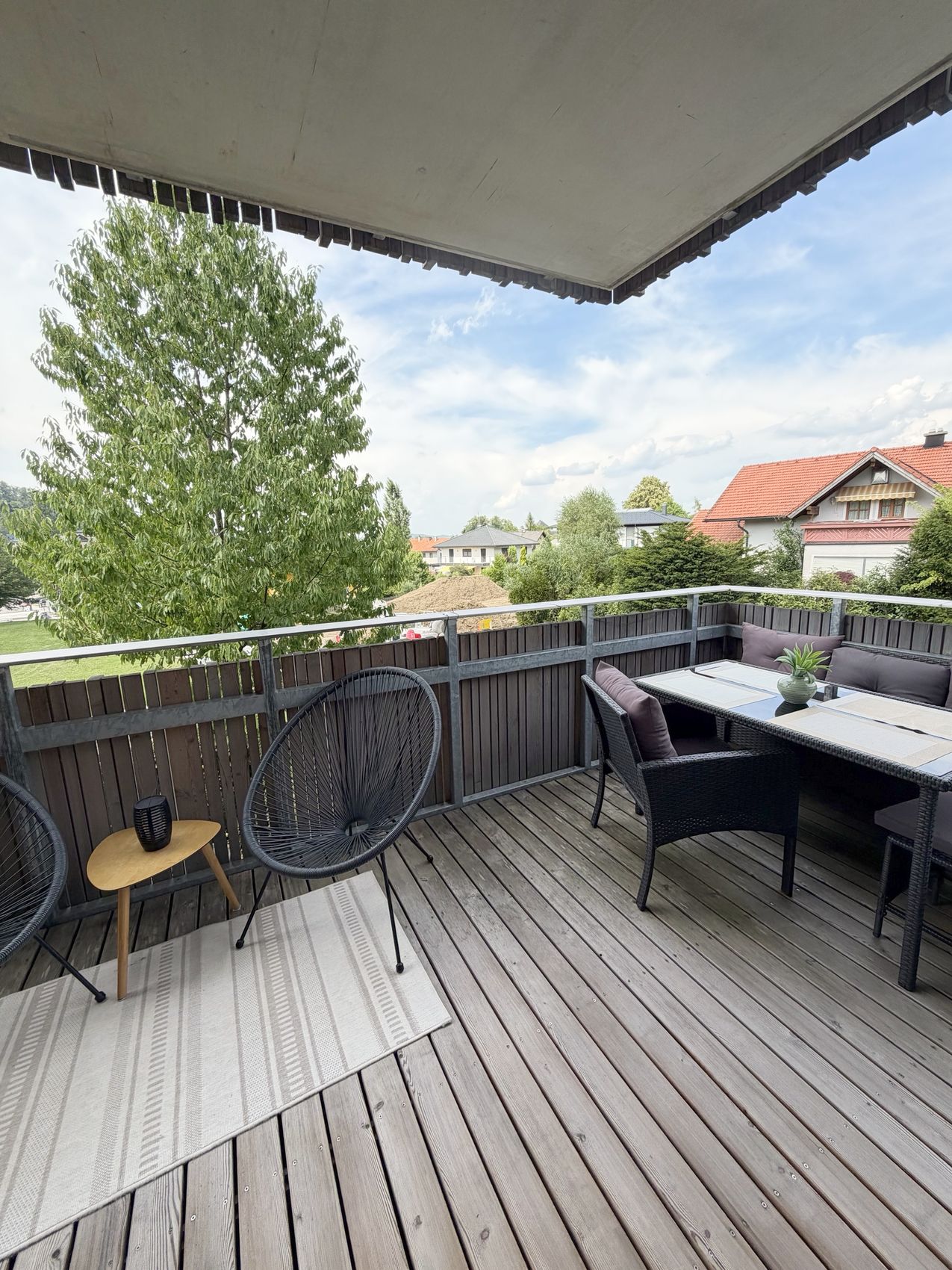 Balkon mit Teppich, Sesseln und Sitzgruppe