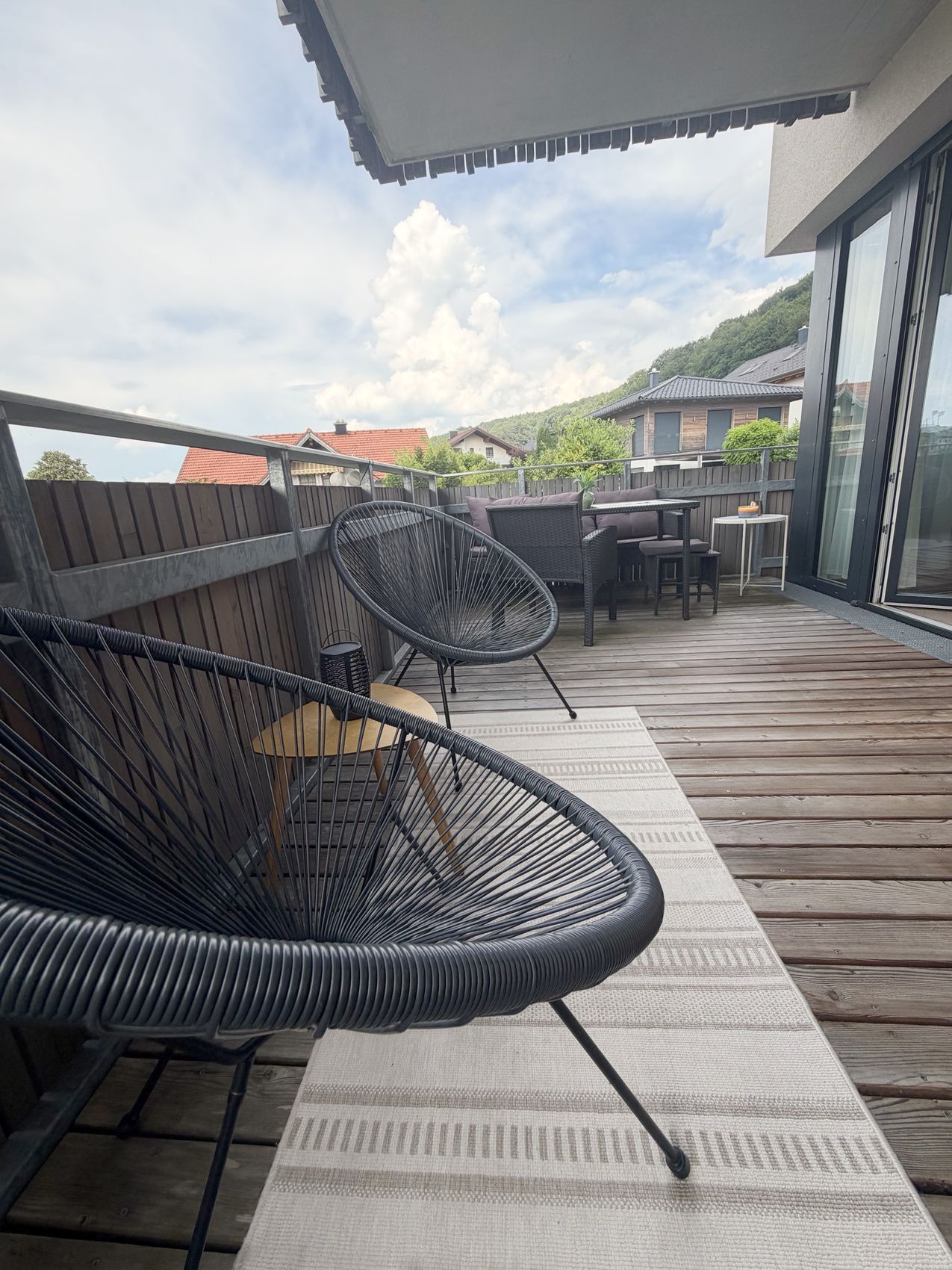 Sessel auf dem Balkon mit Blick ins Grüne