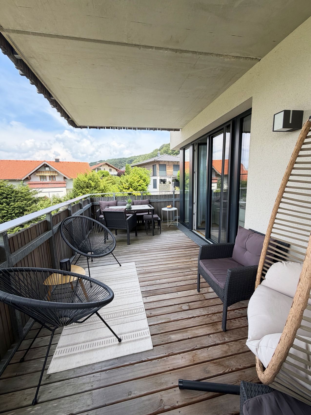 Balkon mit Sitzecke und Zugang zum Wohnbereich
