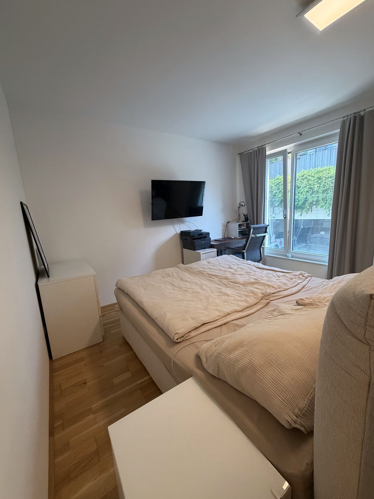 Schlafzimmer mit Doppelbett und Fenster