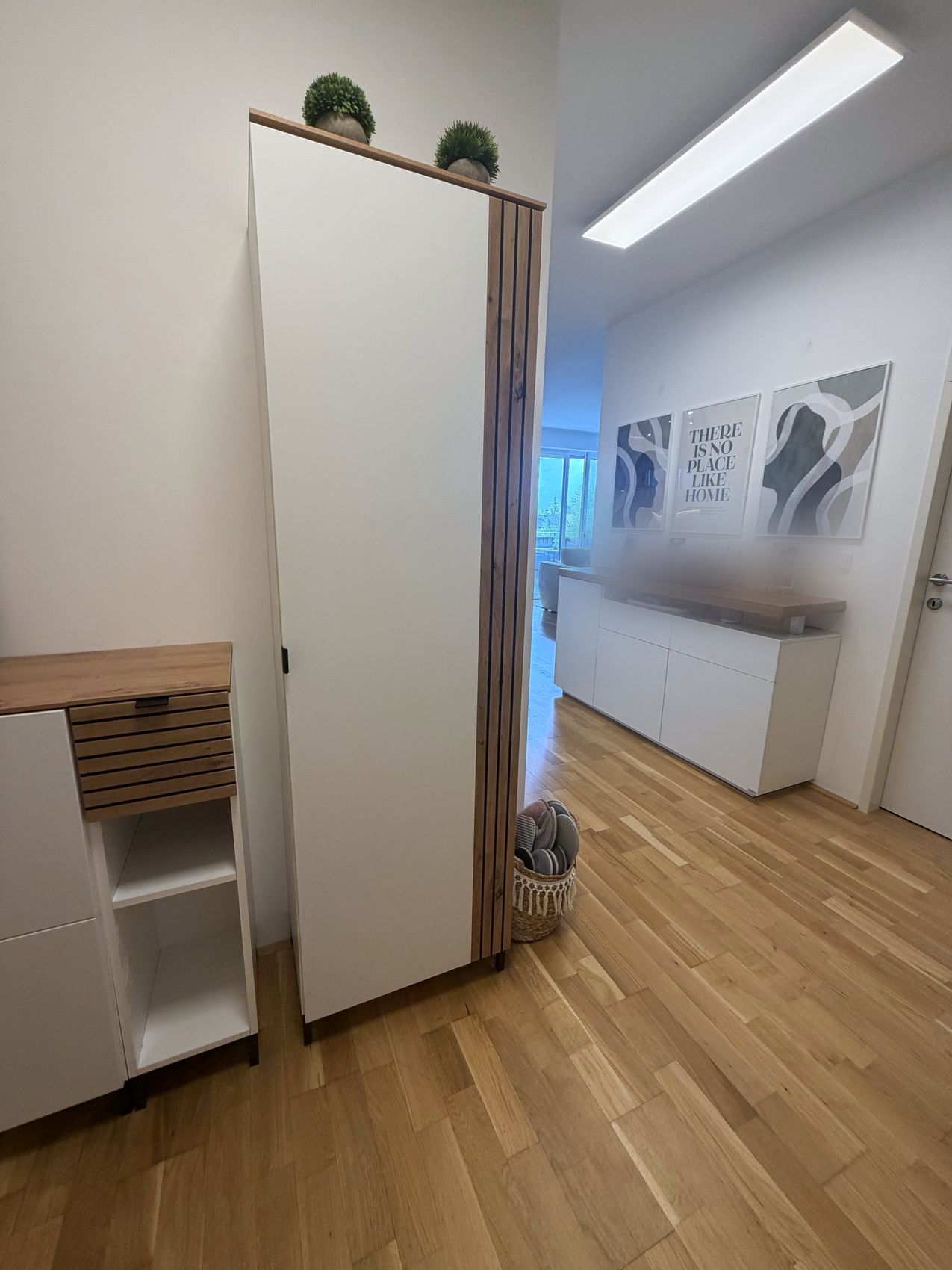 Vorraum mit Garderobenschrank und Sideboard