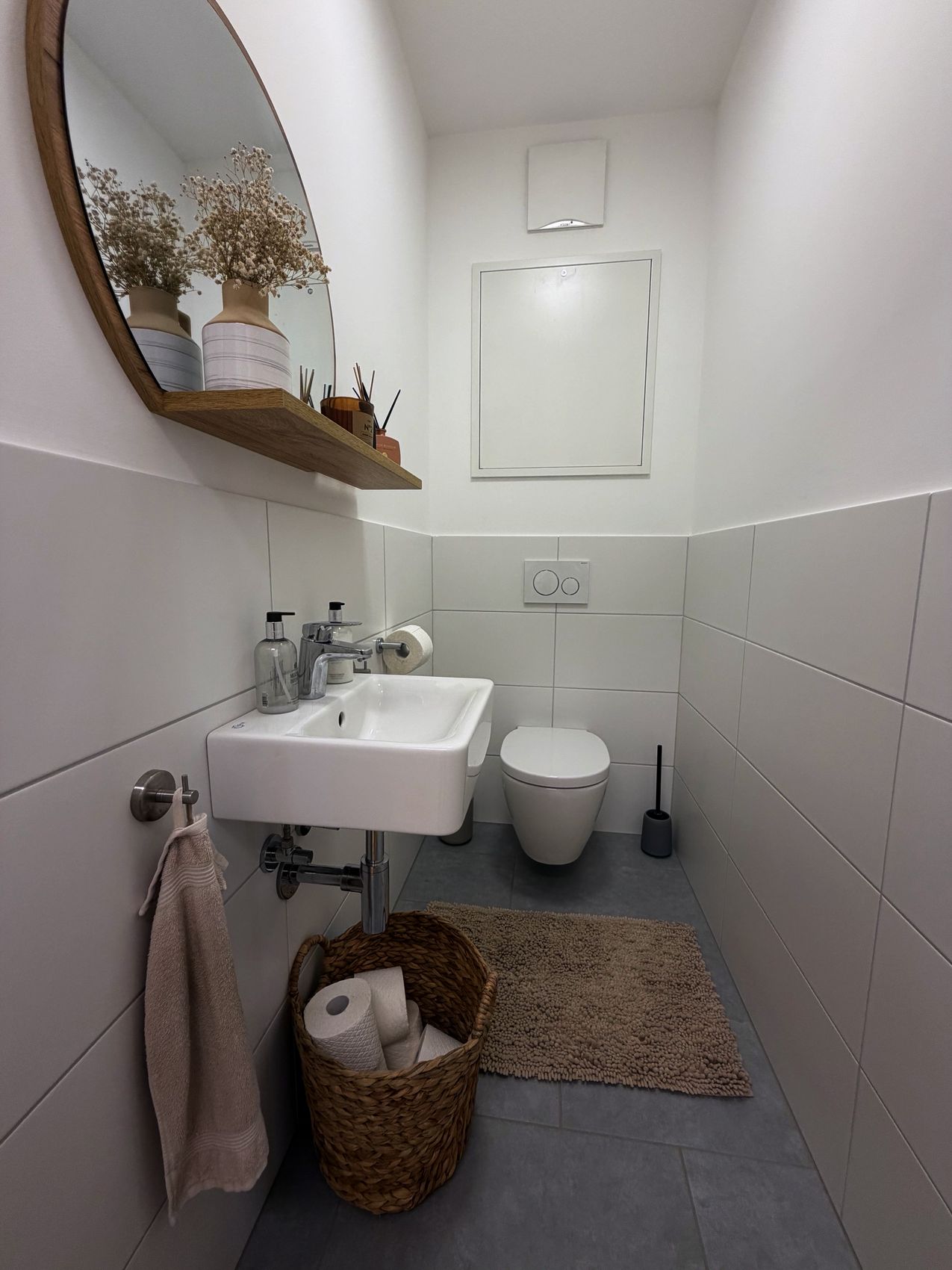 Gäste-WC mit Waschbecken und Spiegel