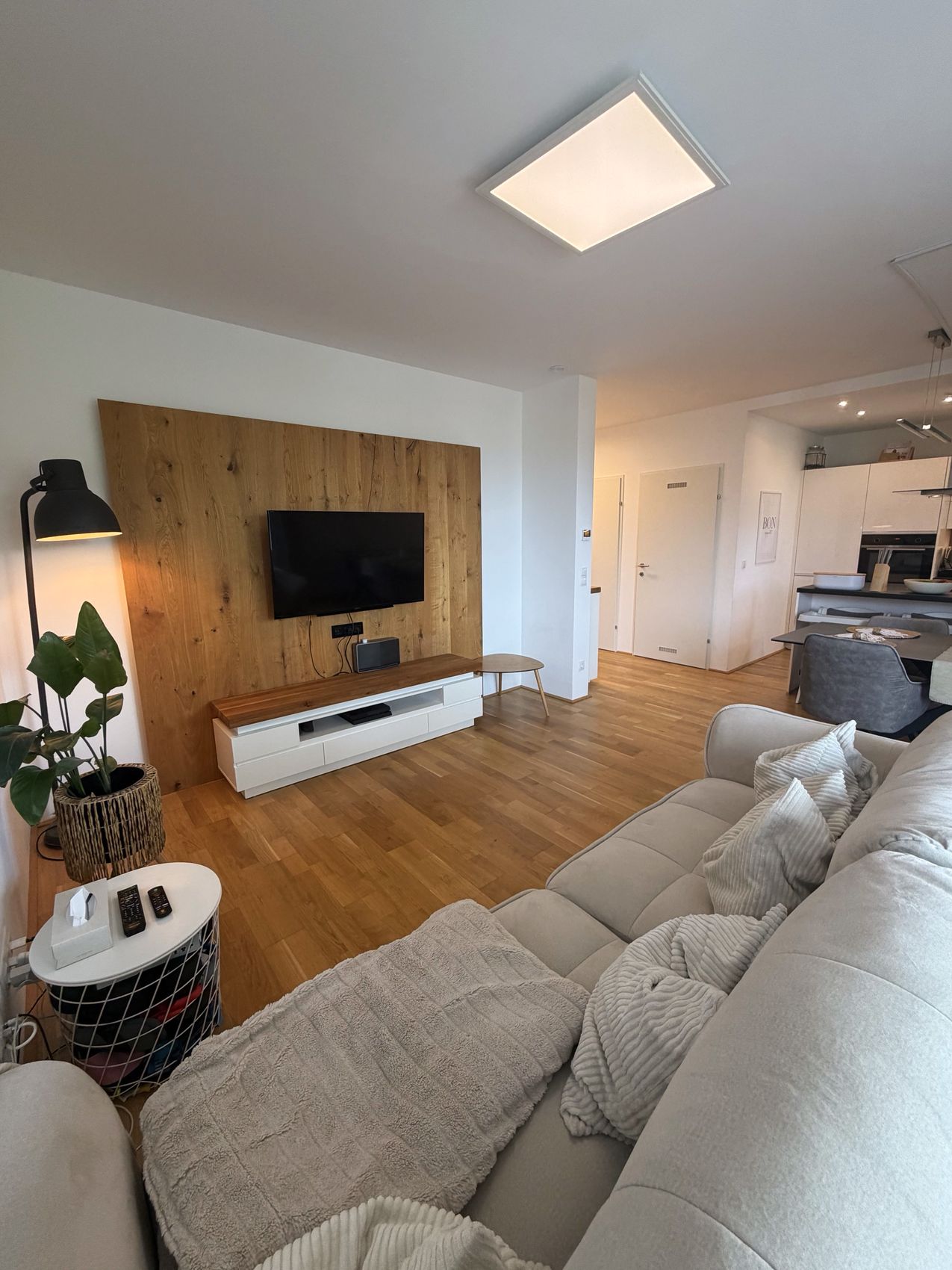 Offener Wohn- und Essbereich von der Couch aus