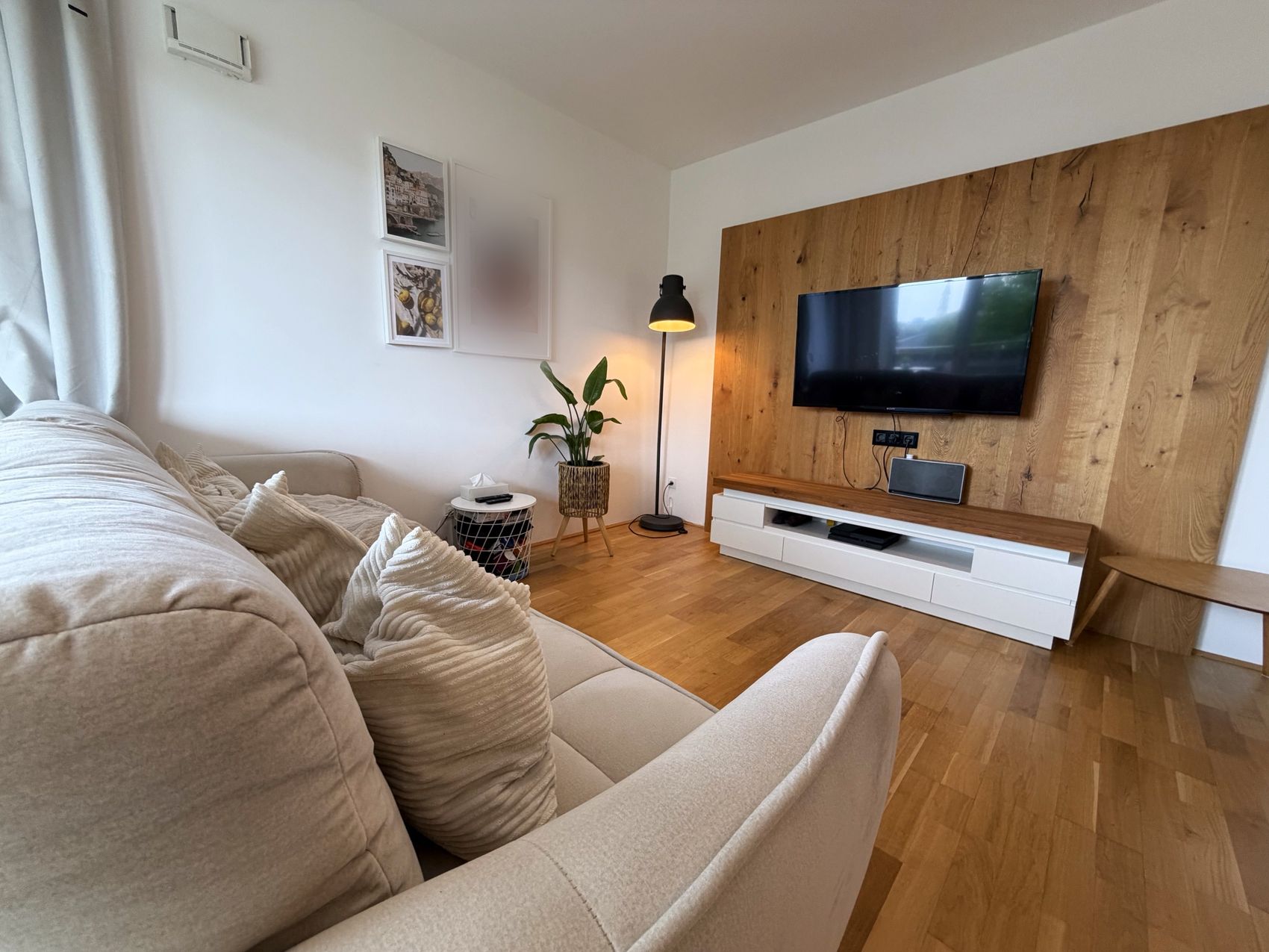 Blick von der Couch zur Eichenwand