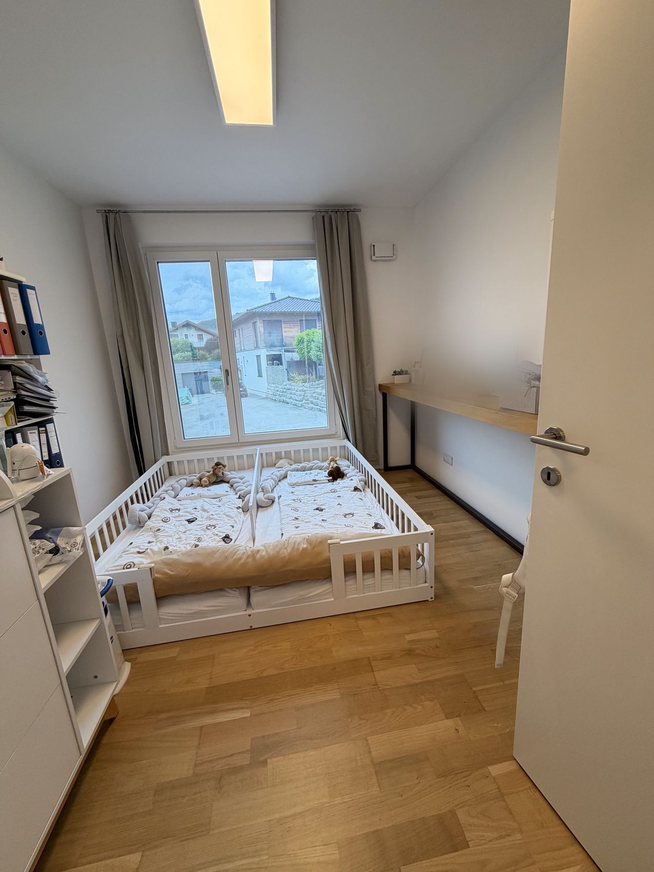 Zweites Zimmer mit großem Fenster